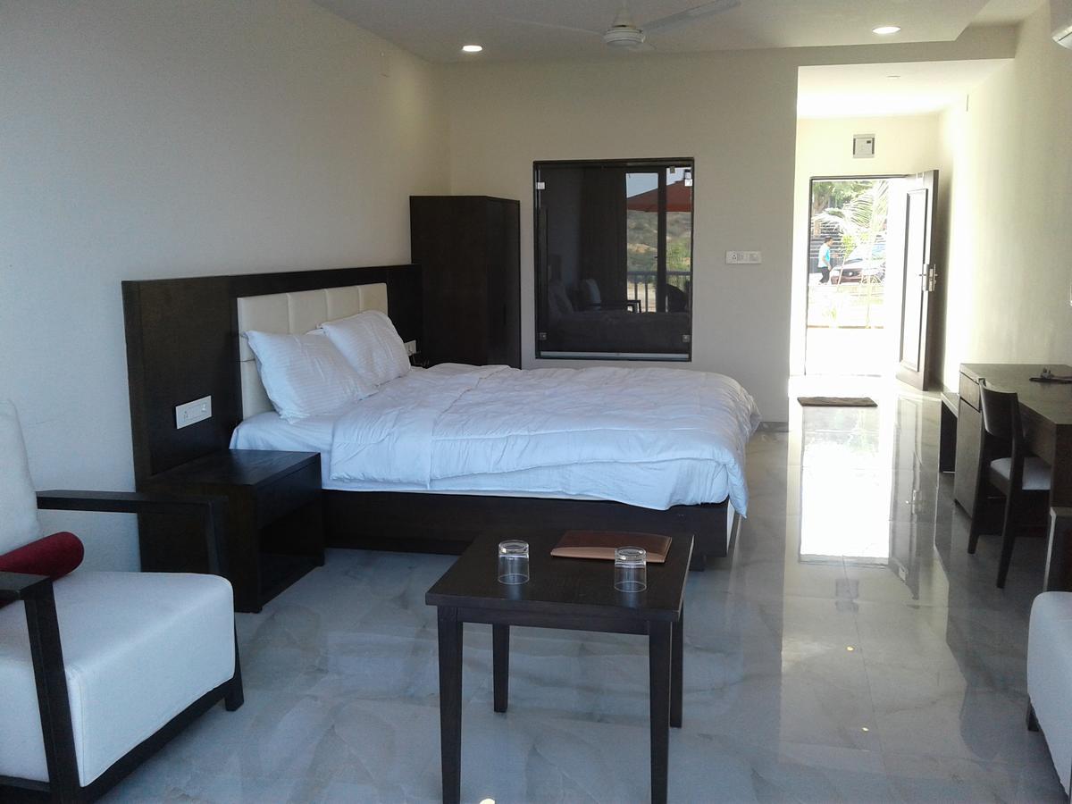 The Meera Hotel Derol Exterior foto